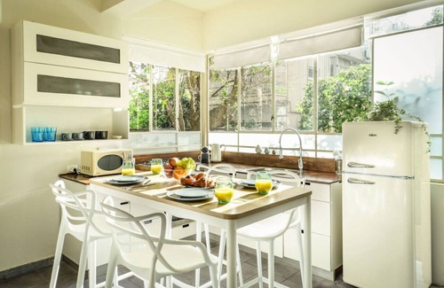 Tel Aviv Apartment | Serene Retreat with Lush Garden
