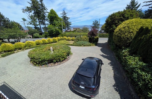 Cordova Bay House | Serene Seaside Getaway | Large 2BR Oceanview Suite – Ground Floor