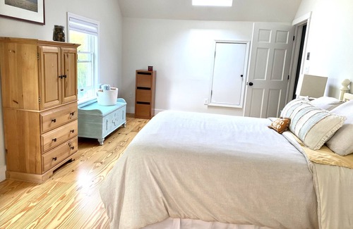 Gardiner House | Serene & spacious cliff views, fireplace, hot tub