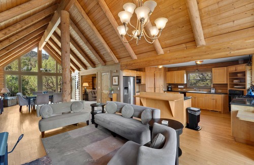 Pleasant Valley House | Serene Spacious Log Home | San Juan Mountain Views | Pet-Friendly