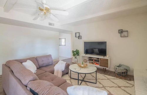 Raskin Estates House | Serene Splendor in Scottsdale: Unwind in Our 3-BR Oasis with Pool, Games, and Pet-Friendly.