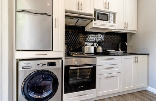 Scott Estate Cottage | Serene Studio. Stylish. Private. Beach 2km.