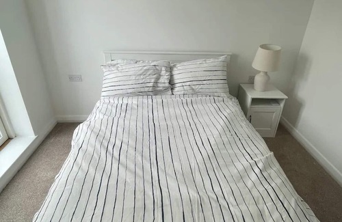 Tower Hamlets Apartment | Serene & Stylish 2BD Flat by the Canal - Poplar