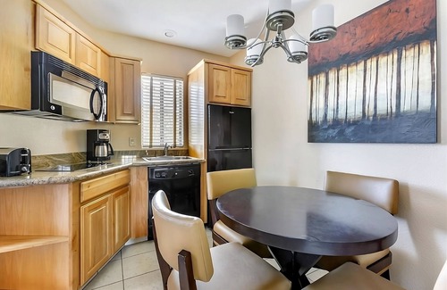Oak Creek Hotel | Serene Suite w/Balcony & Kitchen | Scenic Red Rocks View in Sedona's Heartscape