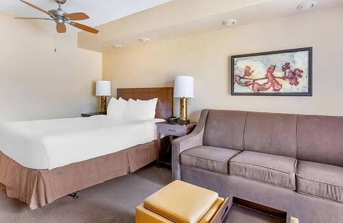 Oak Creek Hotel | Serene Suite w/Balcony & Kitchen | Scenic Red Rocks View in Sedona's Heartscape