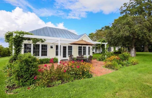 Addison Cottage | Serene, sun splashed cottage