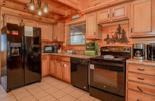Hemlock Hills Cabin | Serene Surroundings, Soothing Soaks & Fireside Sips Near the Crafts Community - Queen's Log Cabin