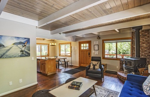Pioneer Trail Cabin | Serene Tahoe Cabin - Hot tub, Kids room, Playground