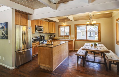Pioneer Trail Cabin | Serene Tahoe Cabin - Hot tub, Kids room, Playground