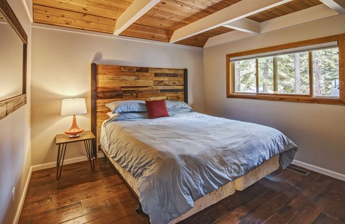 Pioneer Trail Cabin | Serene Tahoe Cabin - Hot tub, Kids room, Playground