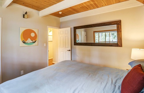Pioneer Trail Cabin | Serene Tahoe Cabin - Hot tub, Kids room, Playground