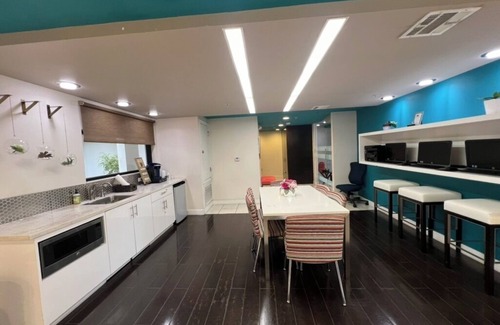 Encino House | Serene Unit in the Heart of Encino w/W/D & Fitness Center