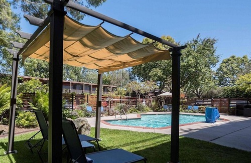 Barron Park Hotel | Serene Unit with Outdoor Heated Pool, Free Parking & Breakfast Near Stanford