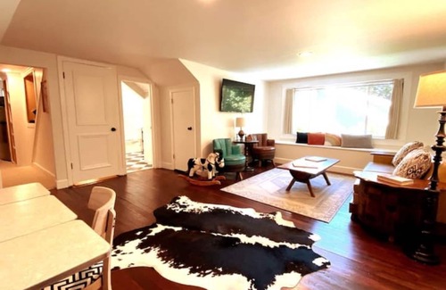 Moscow Apartment | Serene Upscale Retreat - Walk to downtown