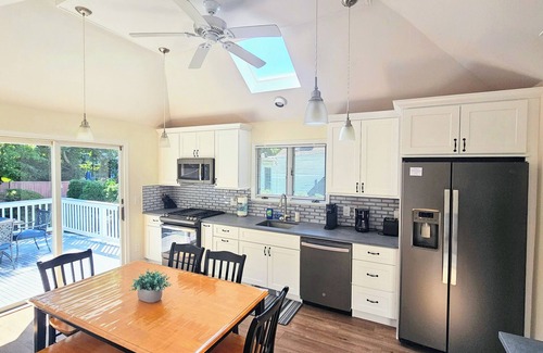 Greenwich Apartment | Serene upstairs apt. Walk to town, train, & beach ferry!