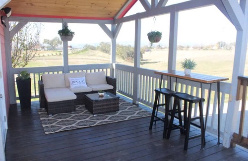 Templeton House | Serene Vineyard Getaway Private Deck, Sunset Views, Pickleball & Near Downtown
