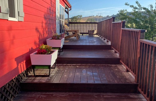 Templeton House | Serene Vineyard Getaway Private Deck, Sunset Views, Pickleball & Near Downtown
