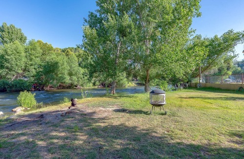 Bakersfield House | Serene Waterfront Getaway-Relax by the River