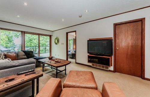Wiarton Ski Chalet | Serene Waterfront Retreat