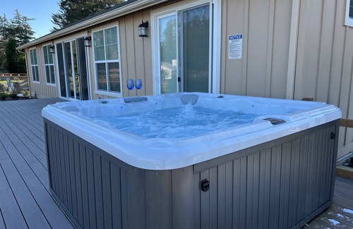 Eastsound House | Serene Waterview Retreat/Hot Tub/Private Beach &Tennis Court/Pet-Friendly