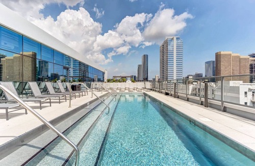West Loop Apartment | Serene West Loop 2BR w/Gym & Pool in heart of Greektown, by Blueground
