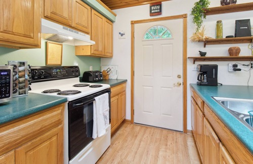 Yellville Cabin | Serene Yellville Retreat w/Hot Tub on 85 Acres