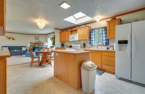 Zanesville Apartment | Serene Zanesville Getaway: Hot Tub, 2 Decks!