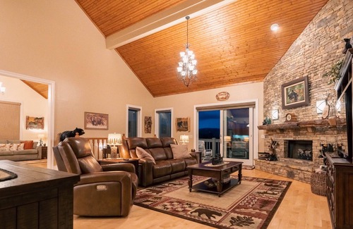 Cullowhee Villa | SERENITY BY THE LAKE VILLA