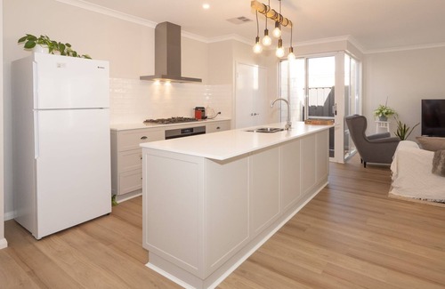 Busselton House | Serenity by the Sea - centrally located new build home
