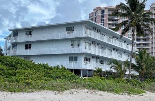 Lauderdale-by-the-Sea Apartment | Serenity by the Sea: Stunning Beachfront Studio