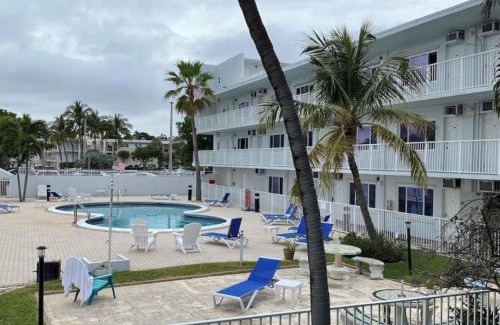 Lauderdale-by-the-Sea Apartment | Serenity by the Sea: Stunning Beachfront Studio
