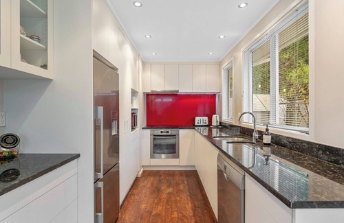 Waipahihi House | Serenity Cottage - Taupo Holiday Home