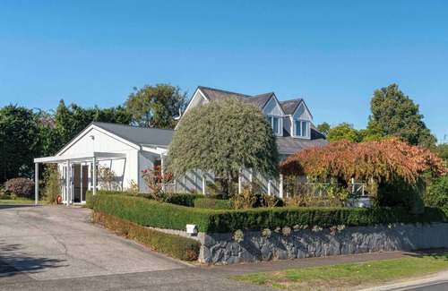 Waipahihi House | Serenity Cottage - Taupo Holiday Home