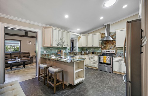 Pinellas Park House | Serenity Haven: Luxurious Retreat - Pool Heating Avail