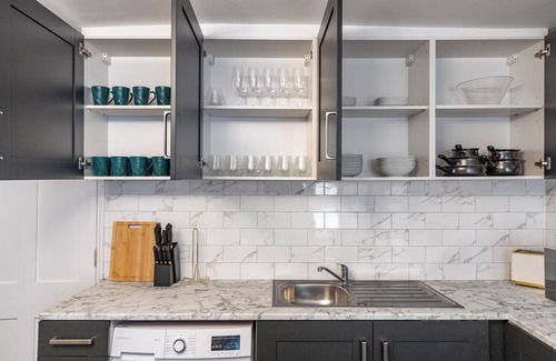 Whitechapel Apartment | Serenity in the City: Best 5BR Home in Whitechapel