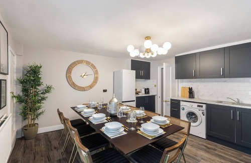 Whitechapel Apartment | Serenity in the City: Best 5BR Home in Whitechapel