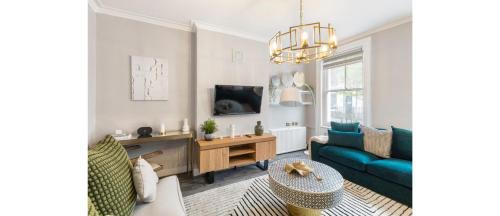 Whitechapel Apartment | Serenity in the City: Best 5BR Home in Whitechapel