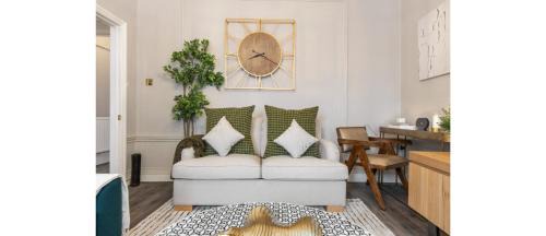 Whitechapel Apartment | Serenity in the City: Best 5BR Home in Whitechapel