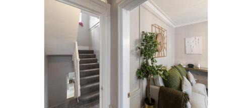 Whitechapel Apartment | Serenity in the City: Best 5BR Home in Whitechapel