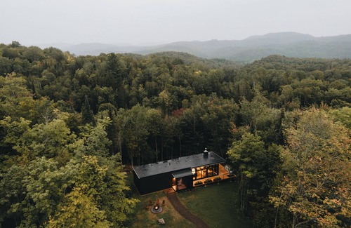 La Conception Ski Chalet | Serenity Kabinhaus Retreat: A Cozy Getaway w/Spa