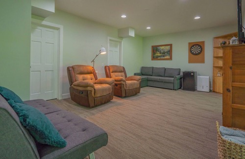 Southmont House | Serenity Now at the Lake! Mountain feel while enjoying the lake!