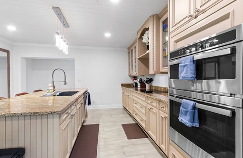 Haverhill House | Serenity of West Palm Beach - 5 bed 4 bath Heated Pool and Hot Tub - 3 mi PBI