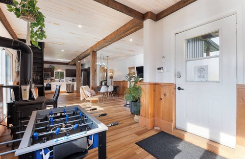 Marmora Cottage | Serenity on Crowe River- escape to tranquility in beautiful cottage with hot tub
