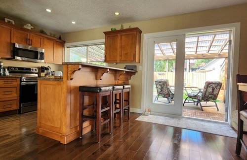 Regional District of Nanaimo House | Serenity on Sunderland - central Nanaimo close to hospital, seawall & shopping!