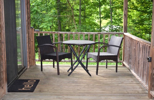 Cherokee Cabin | Serenity only steps away from the Smokies.