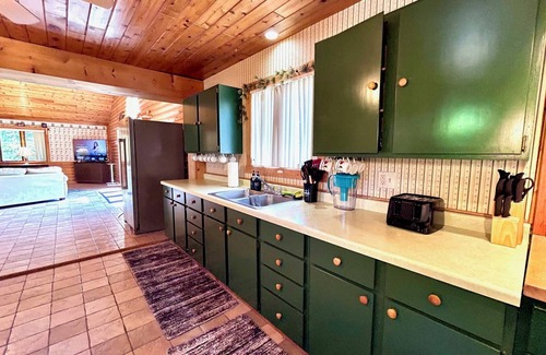 Bessemer House | Serenity POW! Indoor Hot Tub, A/C & 3 Acres!