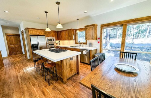 RiverWild Apartment | Serenity Retreat: Near Mt. Bachelor with Pool, Spa, River & Outdoor Trails