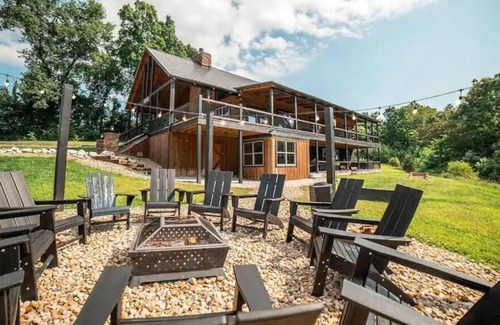 New Plymouth Cabin | "Serenity Ridge", a Luxury Log Estate with views!