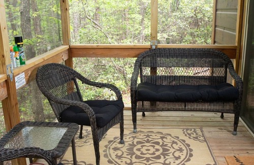 Mill Spring Cabin | Serenity Ridge Cabin E: Couple's Holiday
