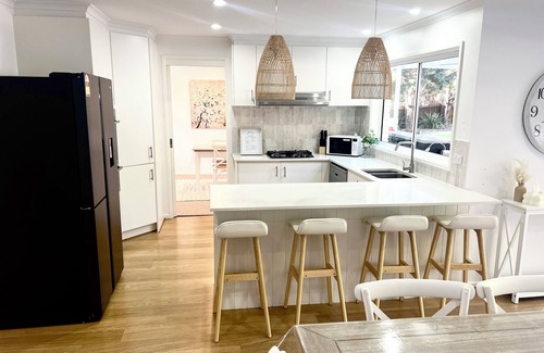 Mount Martha House | SERENITY STAYS: Best price for value - 5 min from beach, cafes and racecourse
